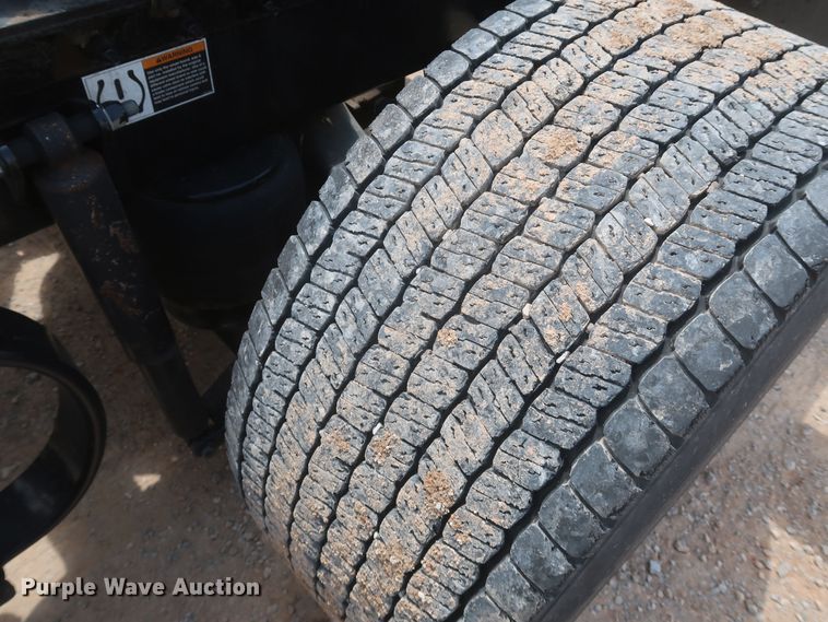 image for item KR9832 2017 Peterbilt 579  semi truck