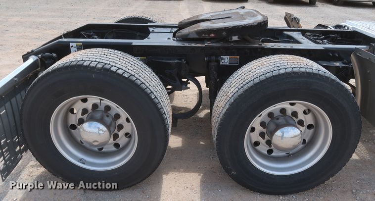 image for item KR9832 2017 Peterbilt 579  semi truck
