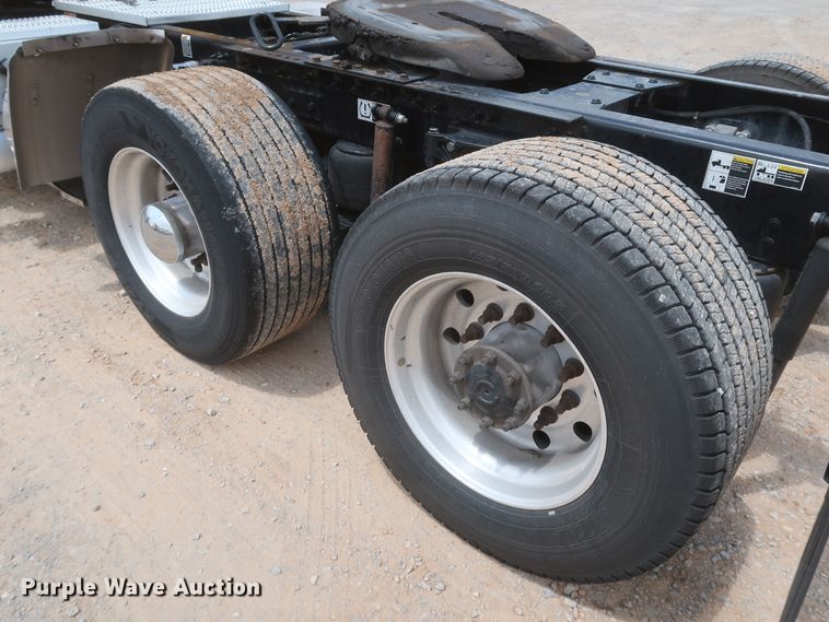 image for item KR9832 2017 Peterbilt 579  semi truck