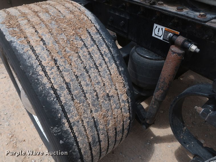 image for item KR9832 2017 Peterbilt 579  semi truck