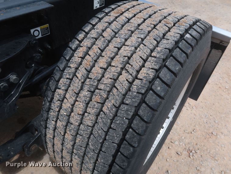 image for item KR9832 2017 Peterbilt 579  semi truck