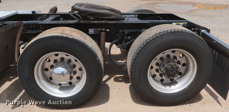 image for item KR9832 2017 Peterbilt 579  semi truck