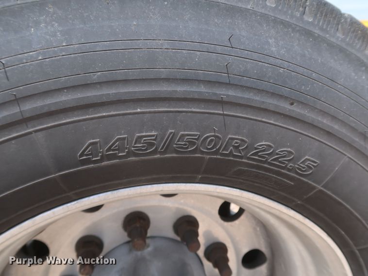 image for item KR9832 2017 Peterbilt 579  semi truck