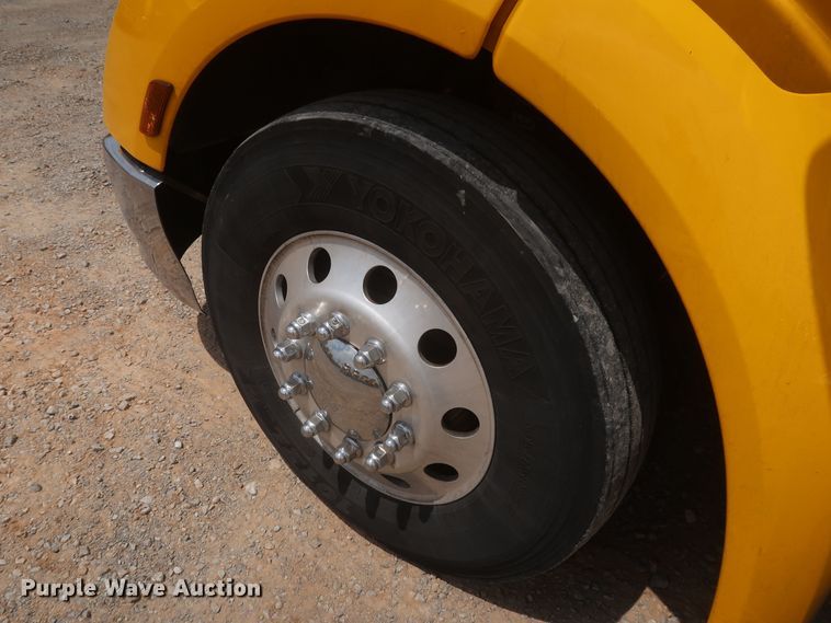 image for item KR9832 2017 Peterbilt 579  semi truck