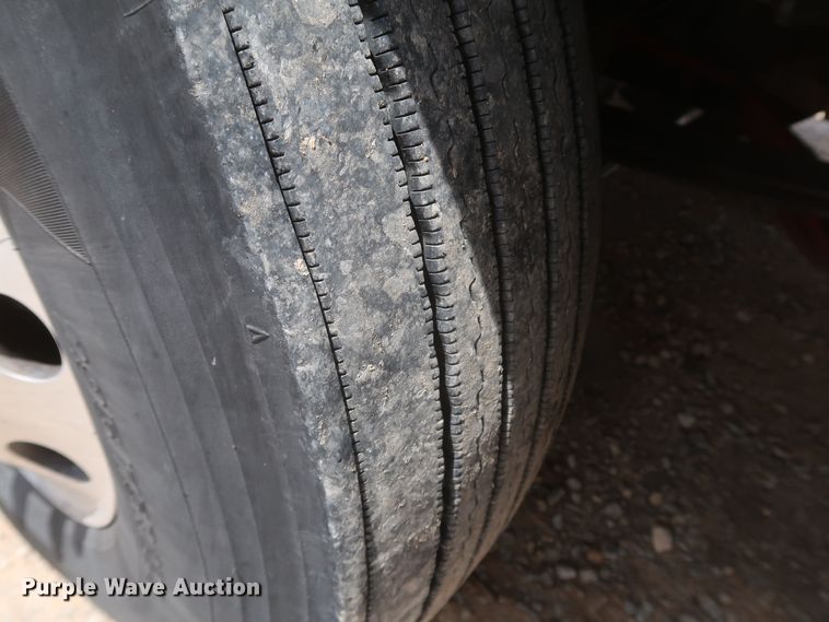 image for item KR9832 2017 Peterbilt 579  semi truck