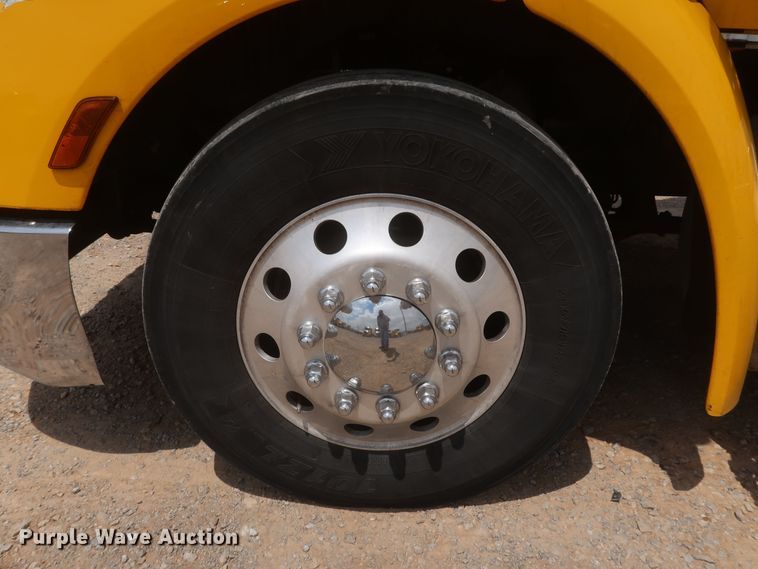 image for item KR9832 2017 Peterbilt 579  semi truck