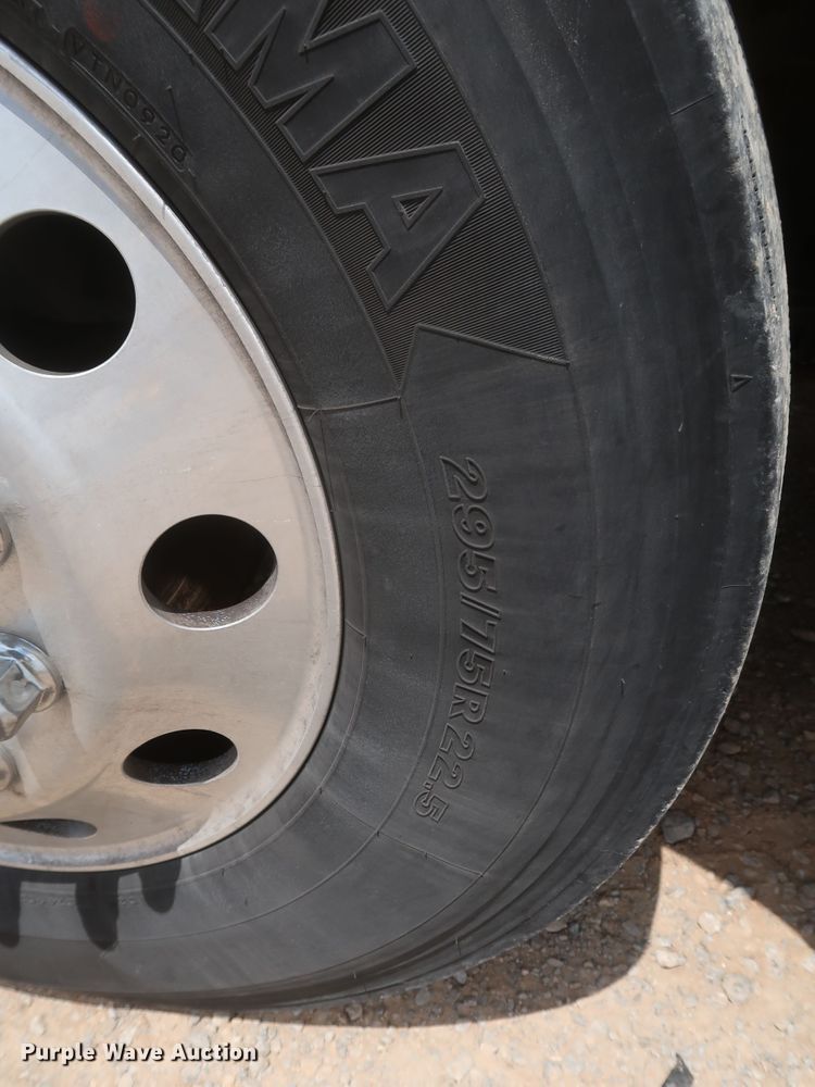 image for item KR9832 2017 Peterbilt 579  semi truck