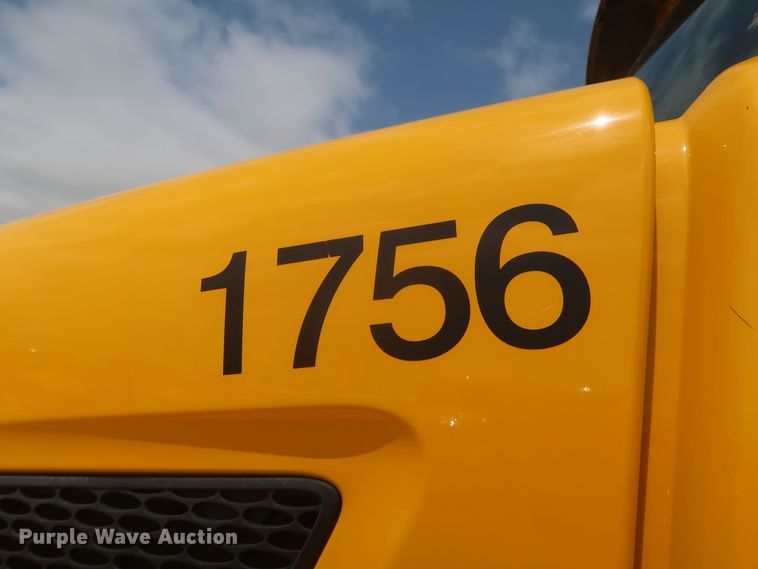 image for item KR9832 2017 Peterbilt 579  semi truck