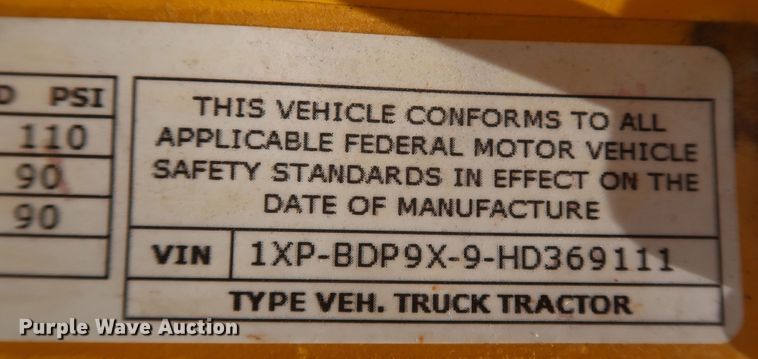 image for item KR9832 2017 Peterbilt 579  semi truck