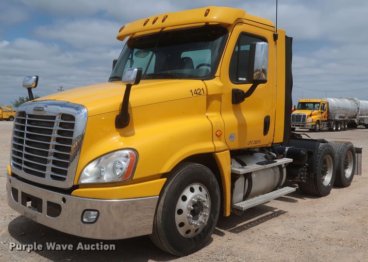 image for item KR9833 2017 Freightliner Cascadia 125  semi truck