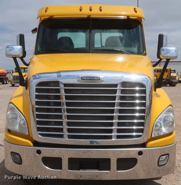 image for item KR9833 2017 Freightliner Cascadia 125  semi truck