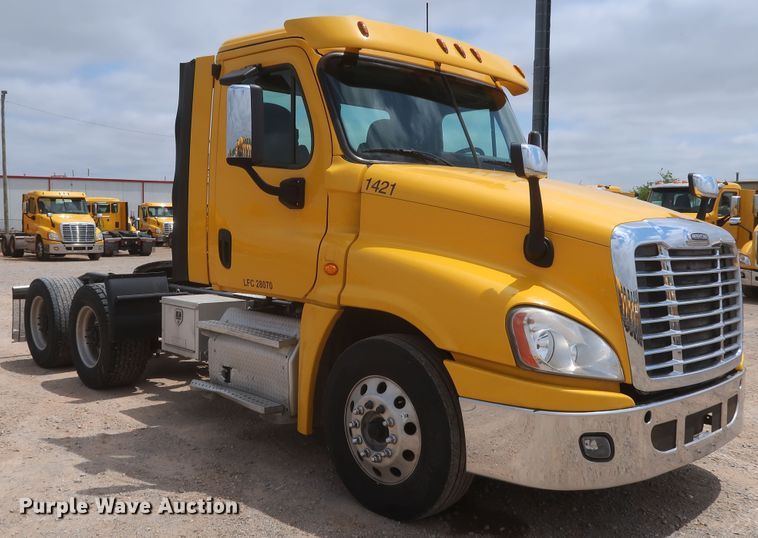 image for item KR9833 2017 Freightliner Cascadia 125  semi truck