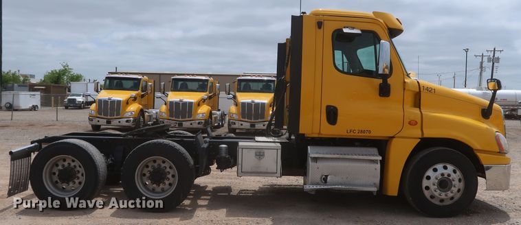 image for item KR9833 2017 Freightliner Cascadia 125  semi truck