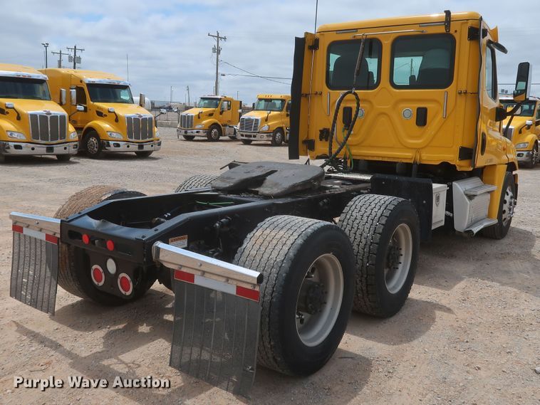 image for item KR9833 2017 Freightliner Cascadia 125  semi truck