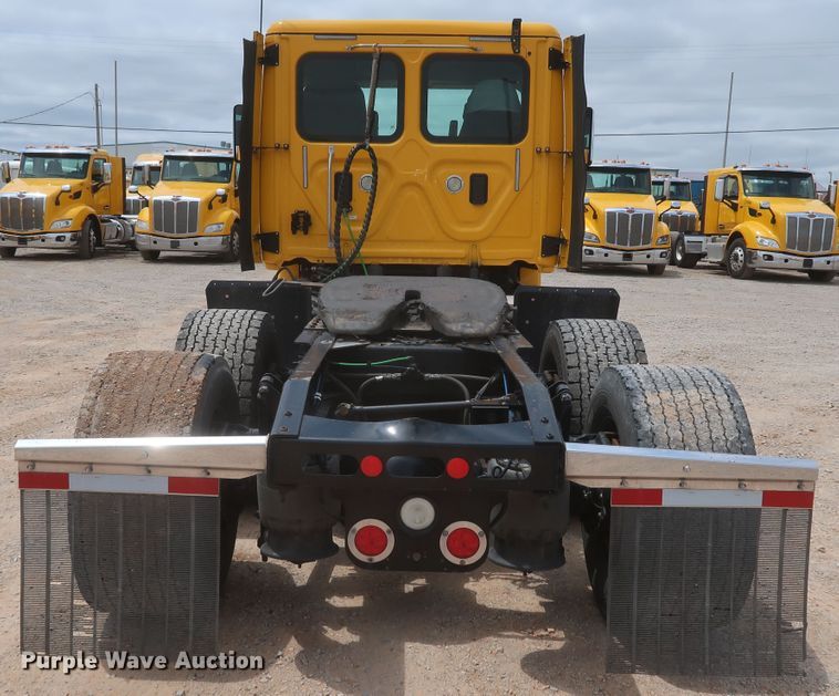 image for item KR9833 2017 Freightliner Cascadia 125  semi truck