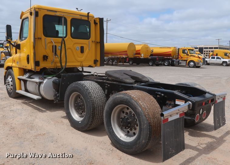 image for item KR9833 2017 Freightliner Cascadia 125  semi truck