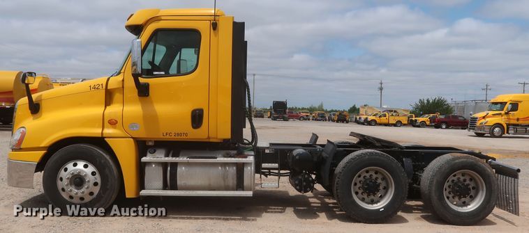 image for item KR9833 2017 Freightliner Cascadia 125  semi truck