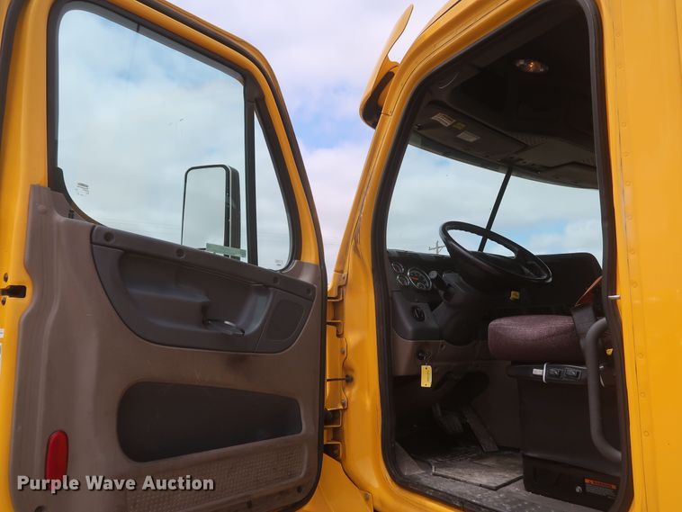 image for item KR9833 2017 Freightliner Cascadia 125  semi truck