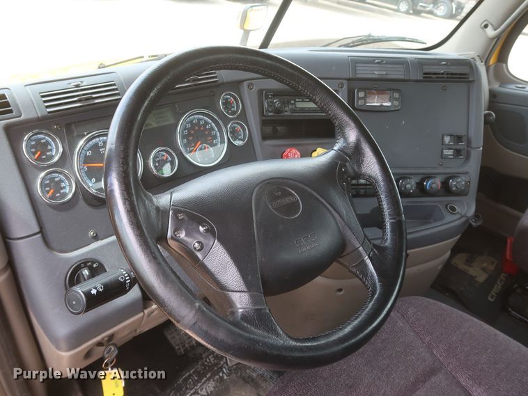 image for item KR9833 2017 Freightliner Cascadia 125  semi truck