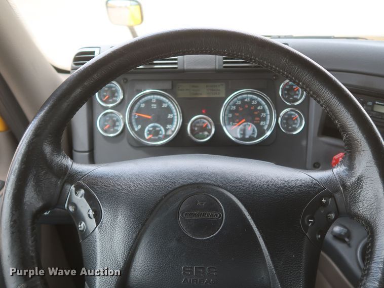 image for item KR9833 2017 Freightliner Cascadia 125  semi truck