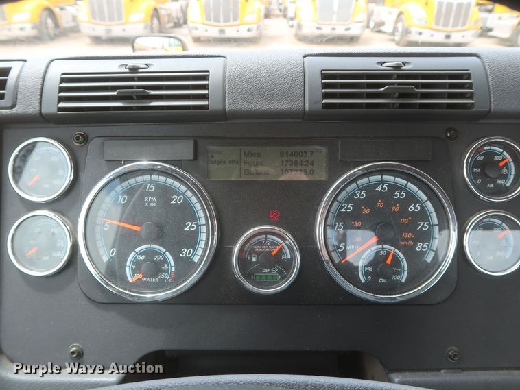 image for item KR9833 2017 Freightliner Cascadia 125  semi truck