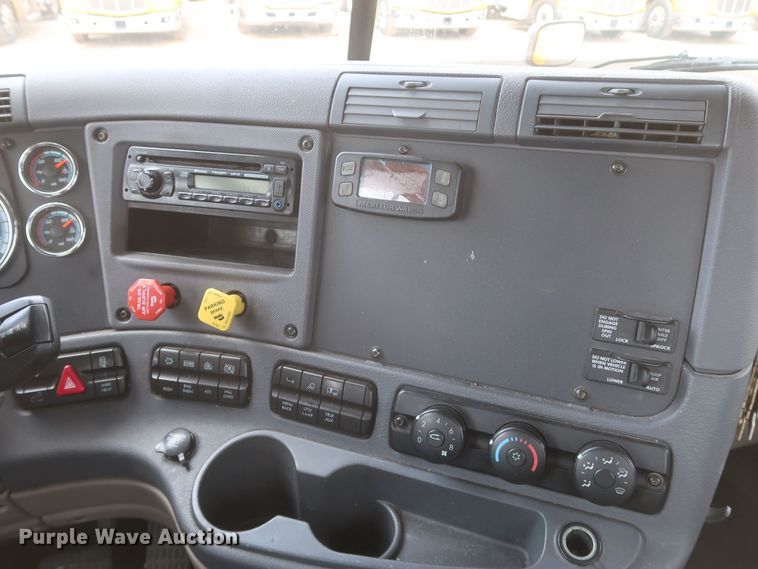 image for item KR9833 2017 Freightliner Cascadia 125  semi truck