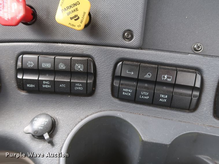 image for item KR9833 2017 Freightliner Cascadia 125  semi truck