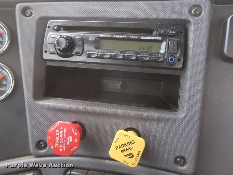 image for item KR9833 2017 Freightliner Cascadia 125  semi truck