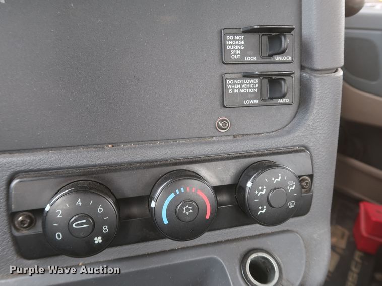 image for item KR9833 2017 Freightliner Cascadia 125  semi truck