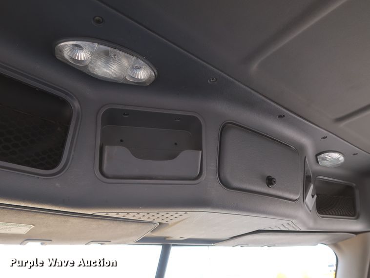 image for item KR9833 2017 Freightliner Cascadia 125  semi truck