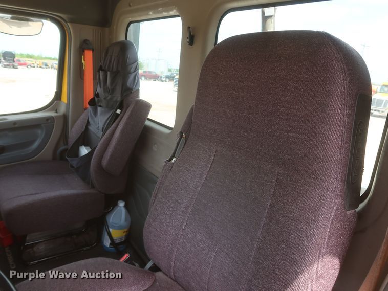 image for item KR9833 2017 Freightliner Cascadia 125  semi truck