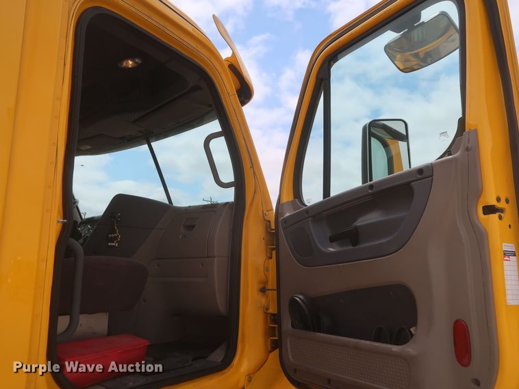 image for item KR9833 2017 Freightliner Cascadia 125  semi truck