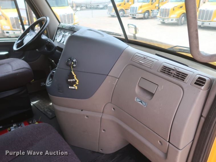 image for item KR9833 2017 Freightliner Cascadia 125  semi truck