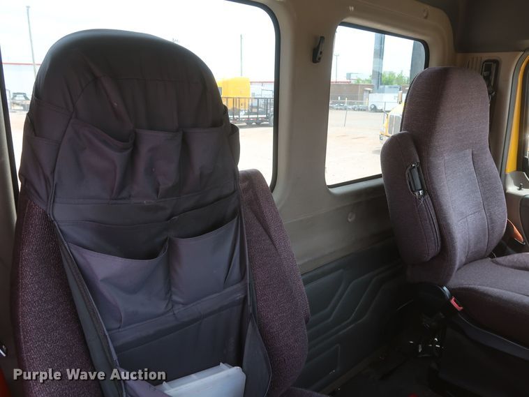 image for item KR9833 2017 Freightliner Cascadia 125  semi truck