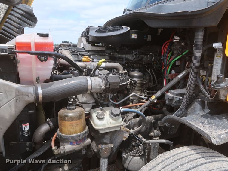 image for item KR9833 2017 Freightliner Cascadia 125  semi truck