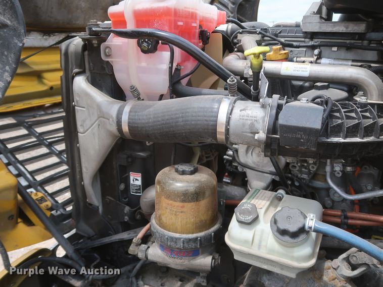 image for item KR9833 2017 Freightliner Cascadia 125  semi truck