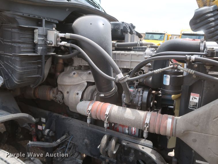 image for item KR9833 2017 Freightliner Cascadia 125  semi truck