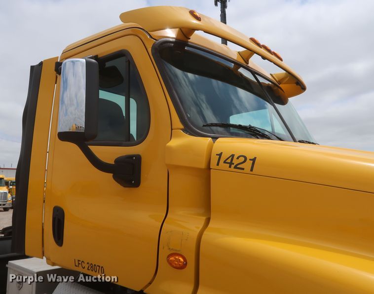 image for item KR9833 2017 Freightliner Cascadia 125  semi truck