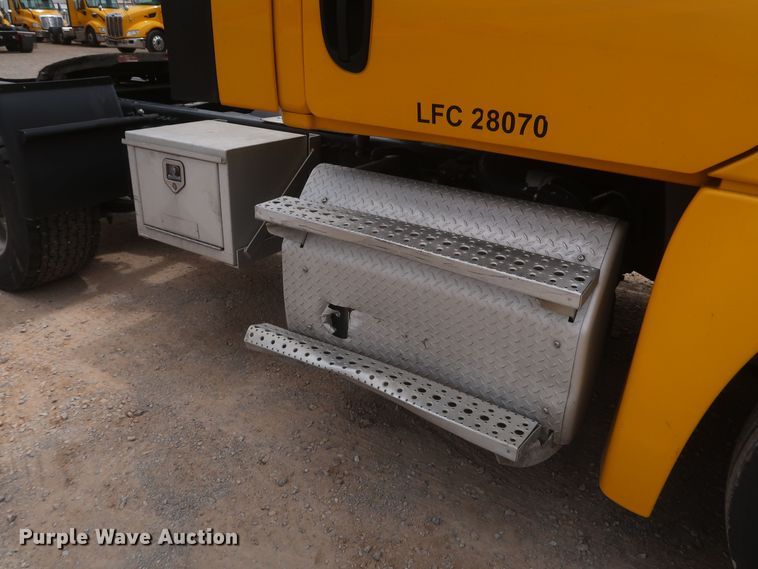 image for item KR9833 2017 Freightliner Cascadia 125  semi truck