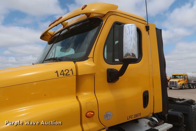 image for item KR9833 2017 Freightliner Cascadia 125  semi truck