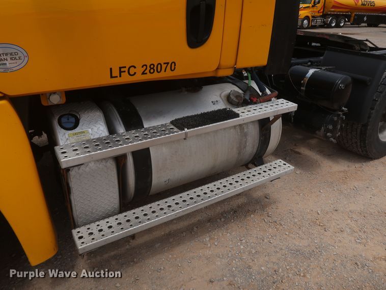 image for item KR9833 2017 Freightliner Cascadia 125  semi truck