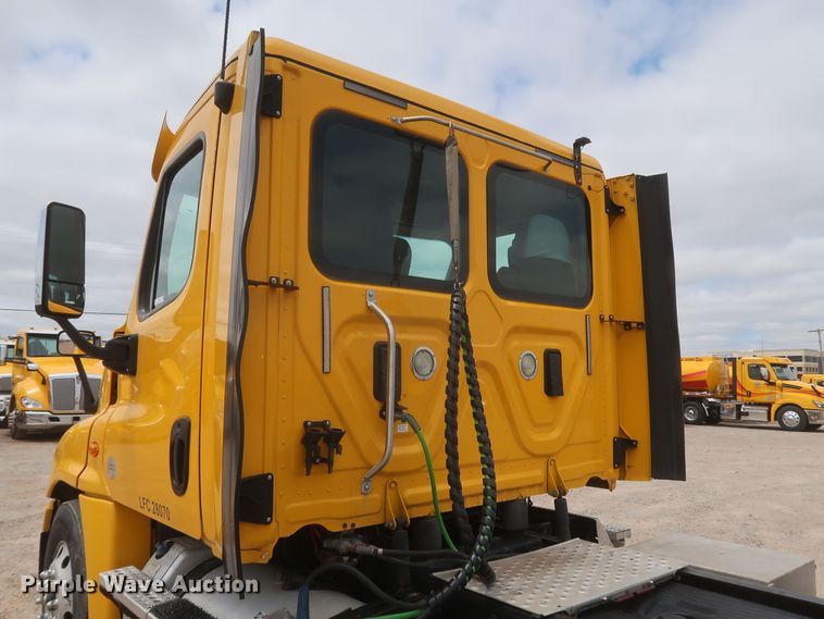 image for item KR9833 2017 Freightliner Cascadia 125  semi truck