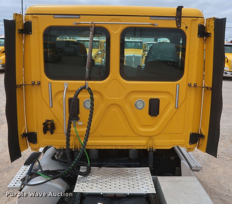 image for item KR9833 2017 Freightliner Cascadia 125  semi truck