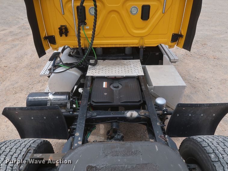 image for item KR9833 2017 Freightliner Cascadia 125  semi truck