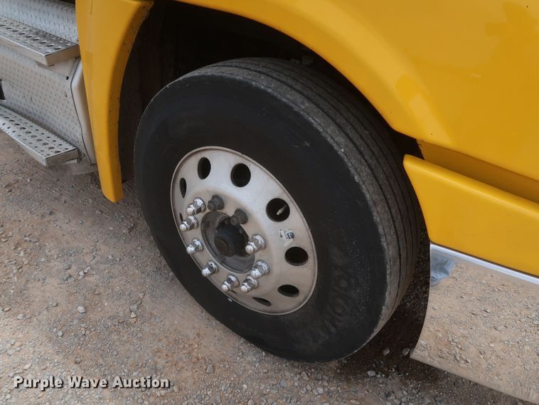 image for item KR9833 2017 Freightliner Cascadia 125  semi truck