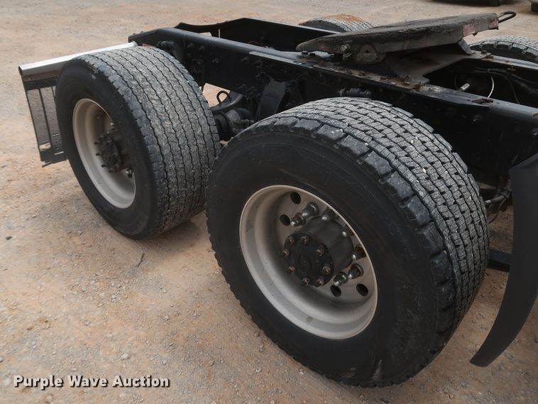 image for item KR9833 2017 Freightliner Cascadia 125  semi truck