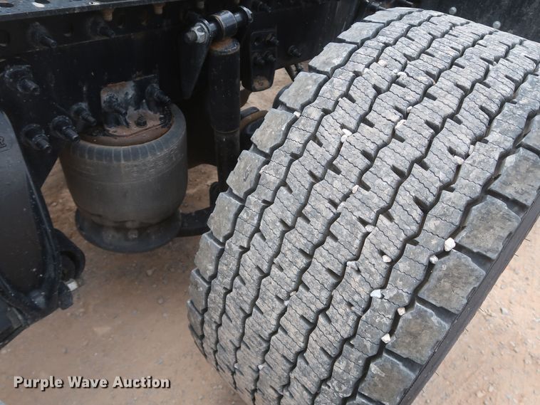 image for item KR9833 2017 Freightliner Cascadia 125  semi truck