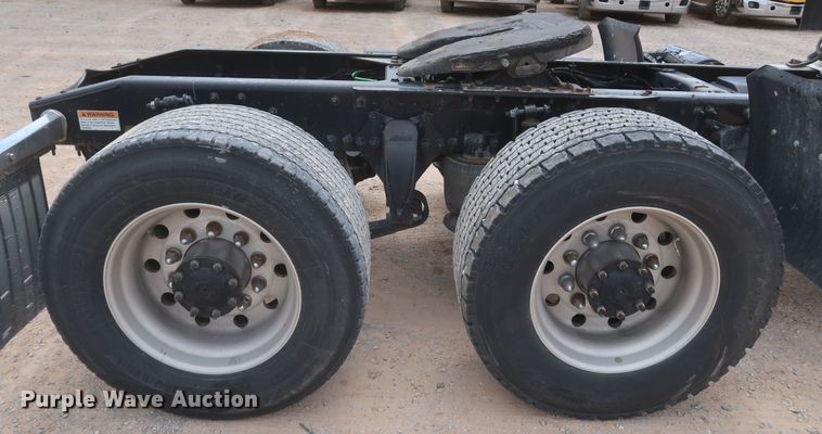 image for item KR9833 2017 Freightliner Cascadia 125  semi truck