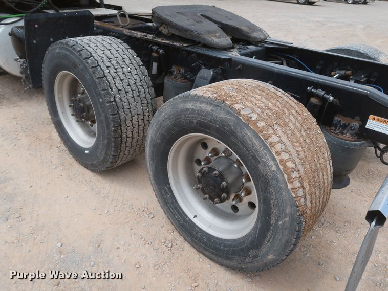 image for item KR9833 2017 Freightliner Cascadia 125  semi truck