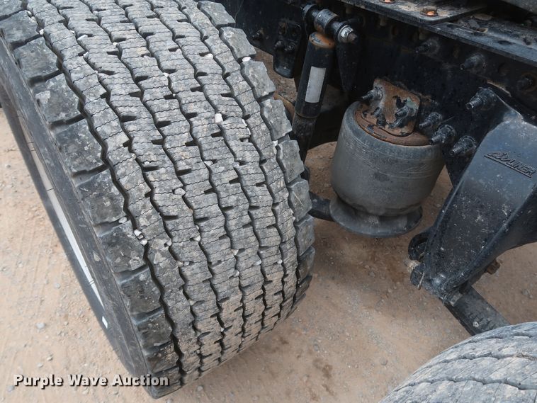 image for item KR9833 2017 Freightliner Cascadia 125  semi truck